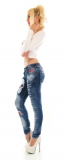 Preview: Röhrenjeans mit Skull-Patch und Schriftprints in blue washed