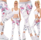 Preview: Lässige Freizeithose in Wildlederoptik mit fröhlich bunten Blumen-Prints in weiß